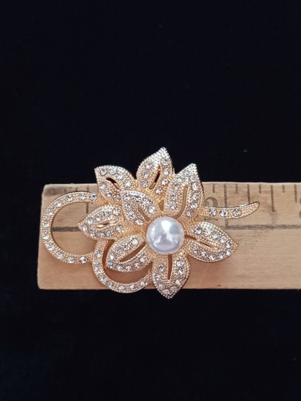 Lovely Gold Tone Rhinestone Brooch - Picture 4 of 4